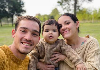 Una pareja busca trabajo urgente para no quedar en la calle con su bebé de un año